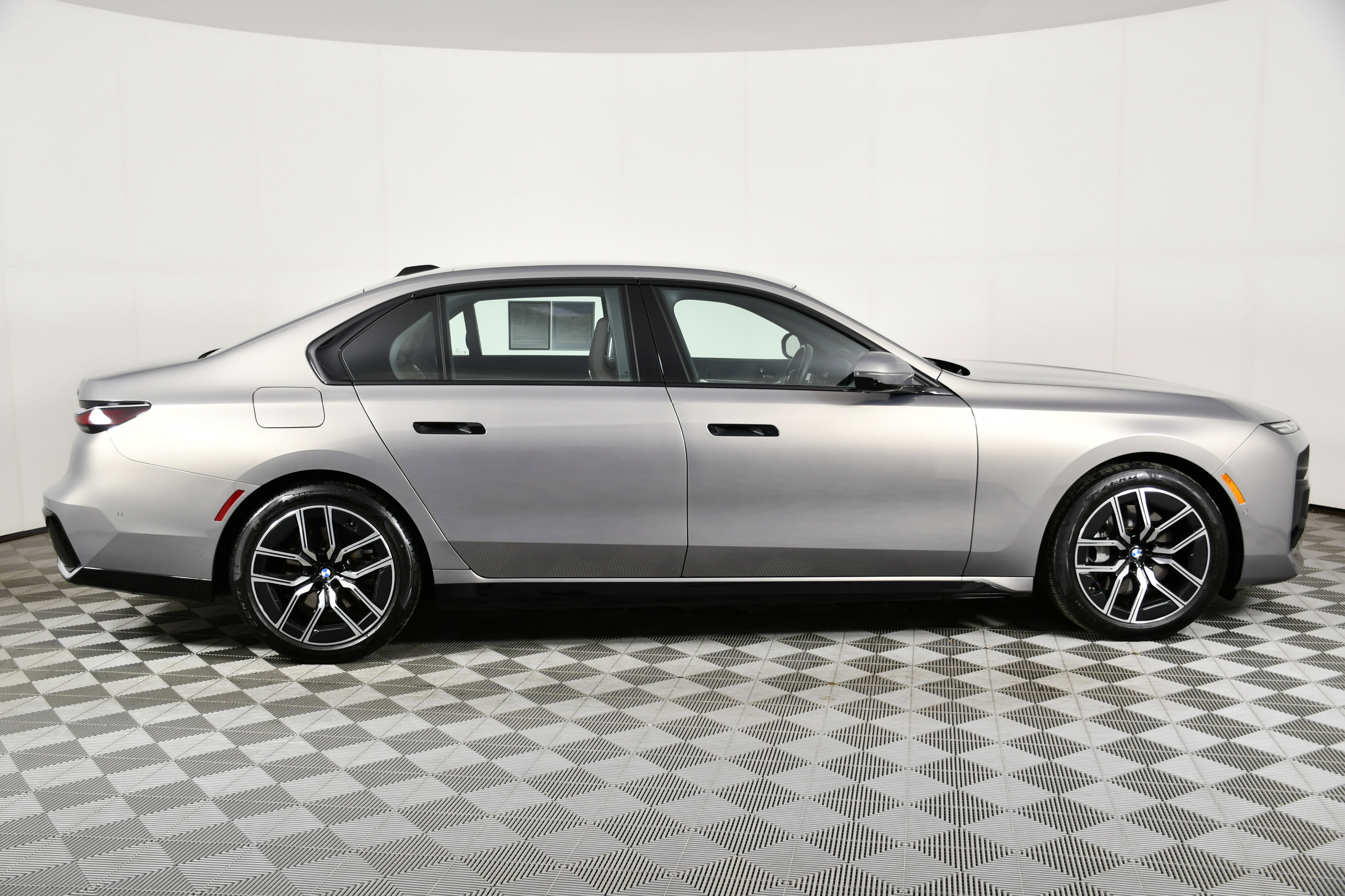 Used 2025 BMW 740i xDrive image 5