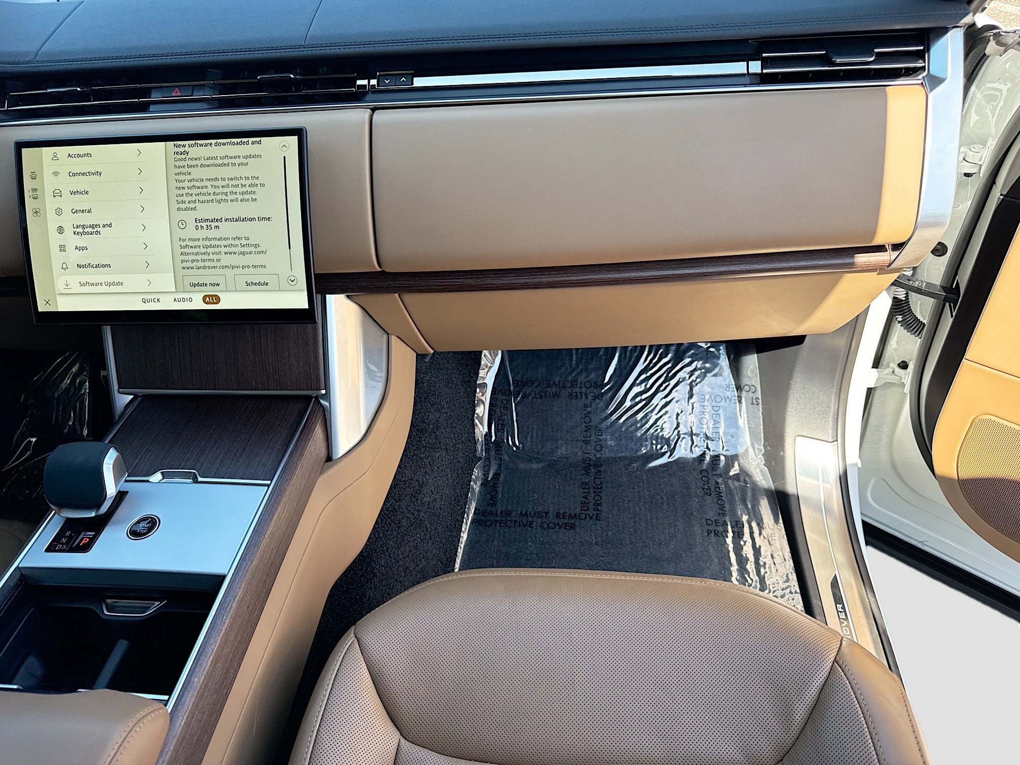 Used 2025 Land Rover Range Rover SE image 18