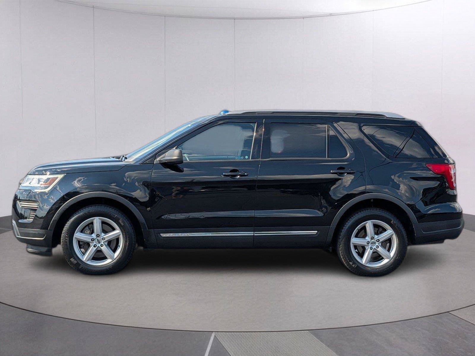 Used 2018 Ford Explorer XLT FWD image 2