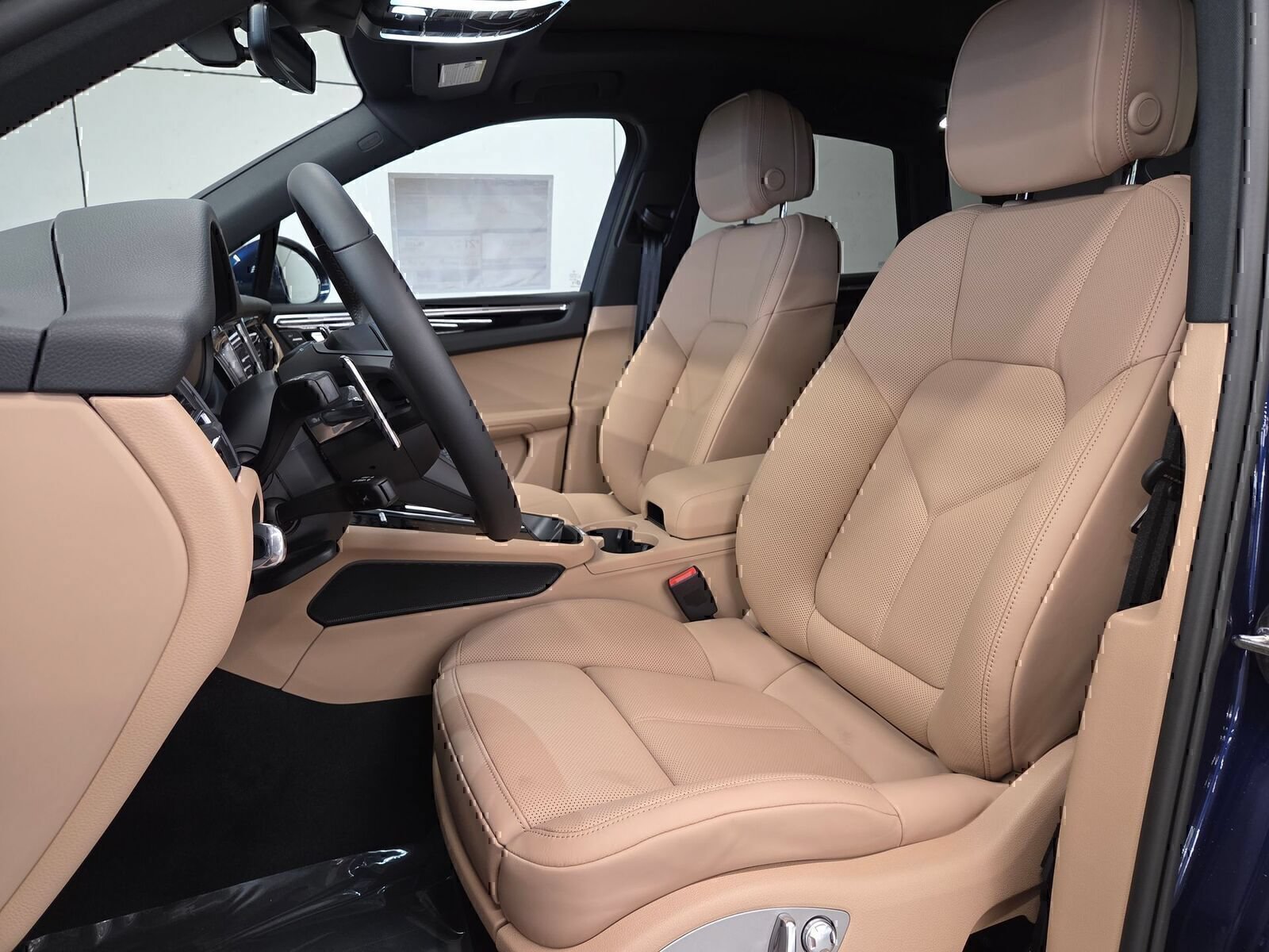 Certified 2026 Porsche Macan AWD/4WD image 5