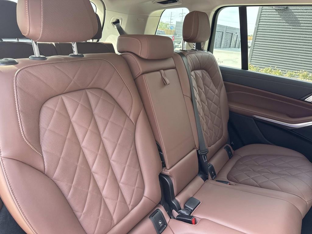 Used 2023 BMW X7 xDrive40i w/ Parking Assistance Package image 14