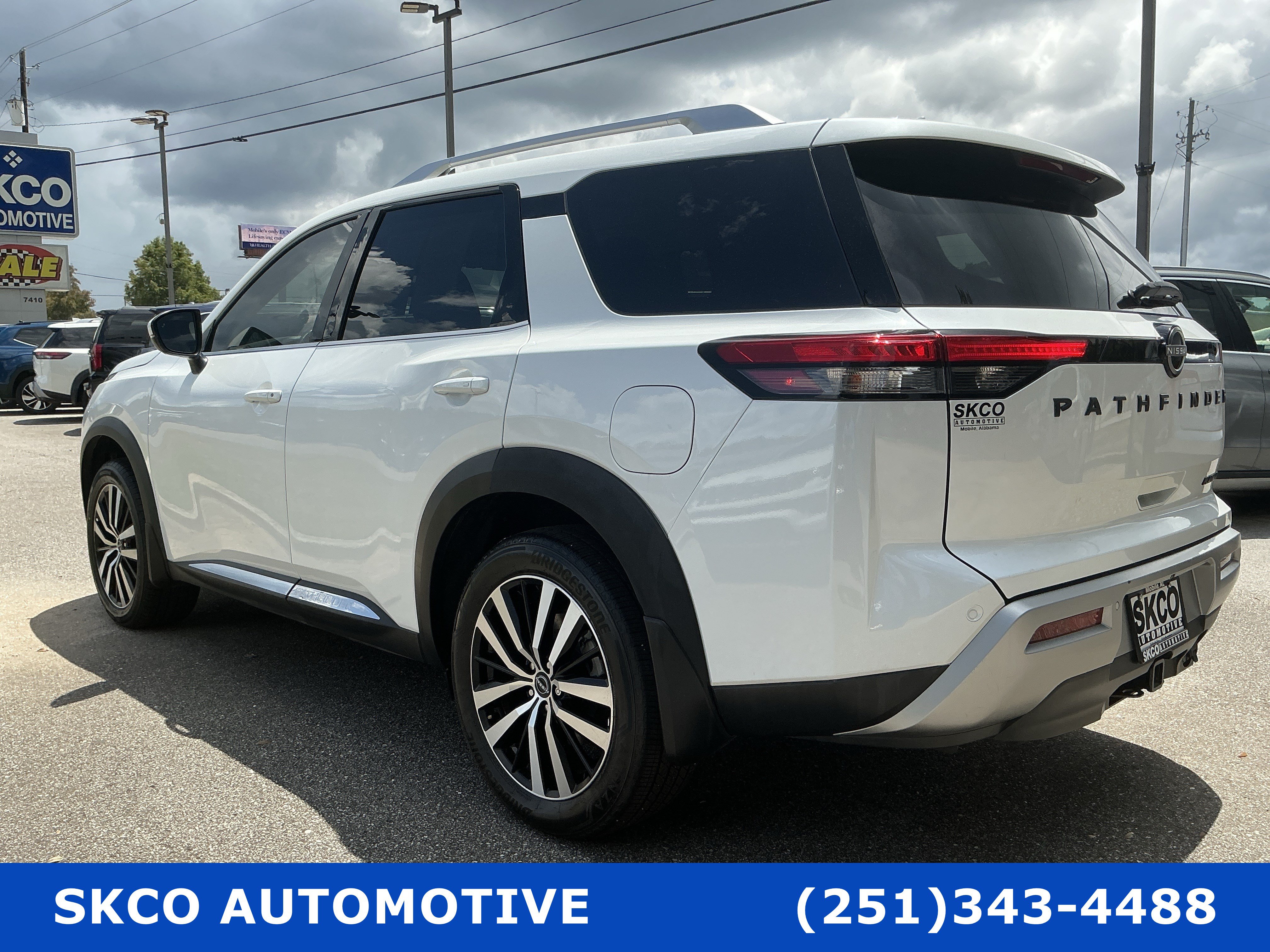 Used 2025 Nissan Pathfinder Platinum FWD image 3