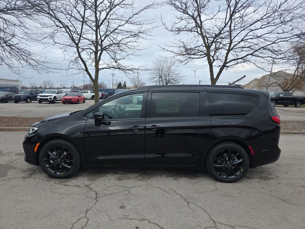 New 2026 Chrysler Pacifica Select image 4