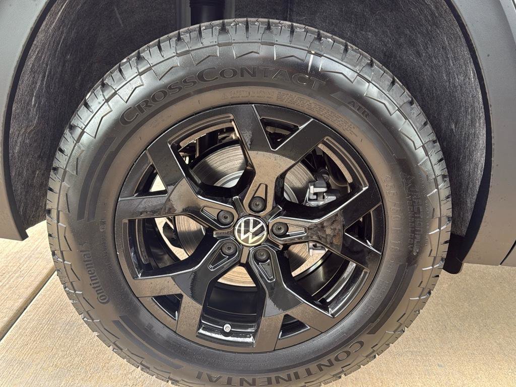 New 2025 Volkswagen Atlas Peak Edition SE image 21