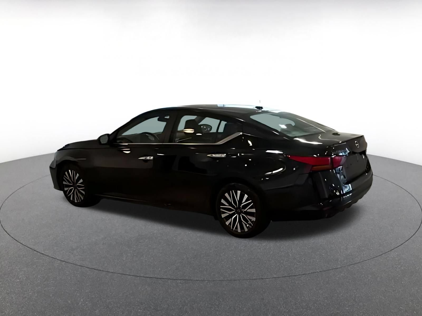 Used 2025 Nissan Altima 2.5 SV FWD image 15