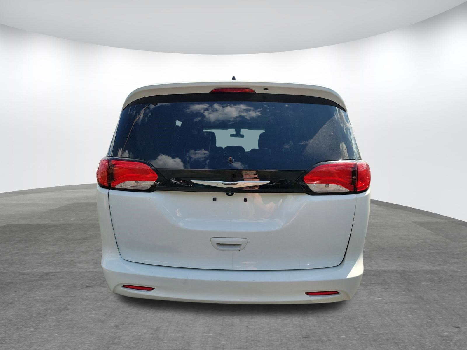 Used 2022 Chrysler Voyager LX image 24
