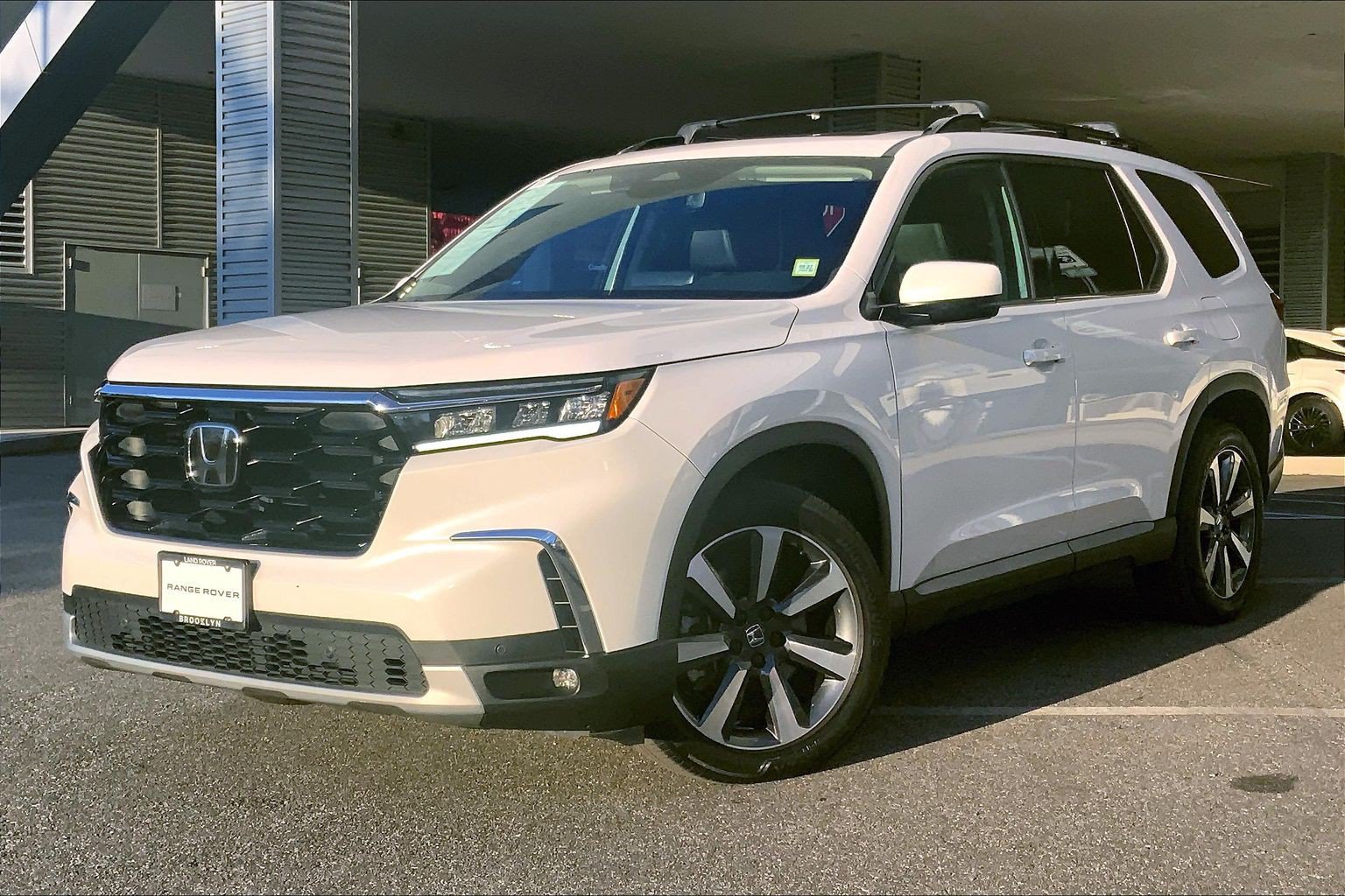 Used 2025 Honda Pilot Touring image 1