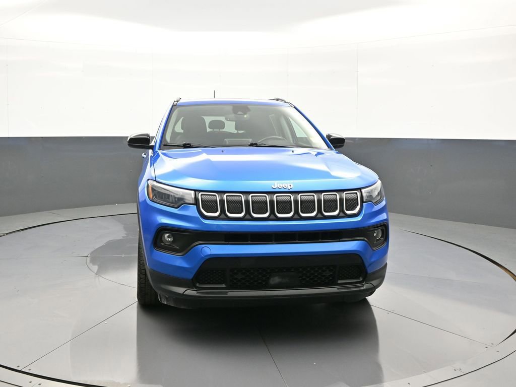 Used 2022 Jeep Compass Latitude w/ Sun and Sound Group AWD/4WD image 2