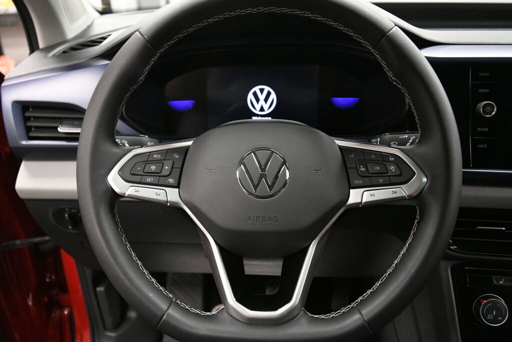 Used 2023 Volkswagen Taos SE w/ Panoramic Sunroof Package AWD/4WD image 13