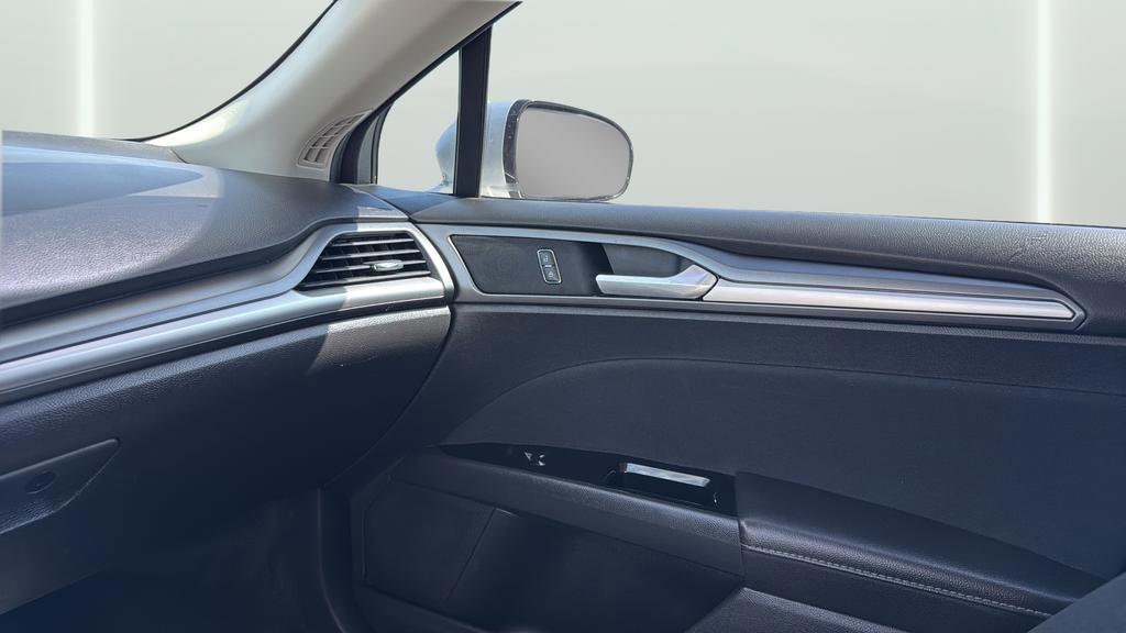 Used 2016 Ford Fusion SE FWD image 14
