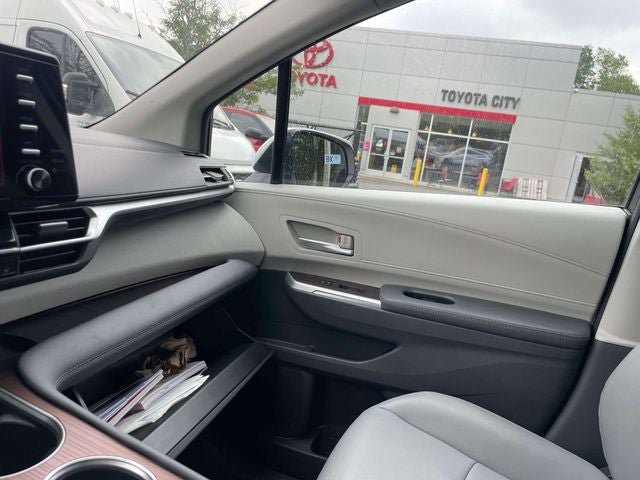Certified 2024 Toyota Sienna XLE FWD image 35