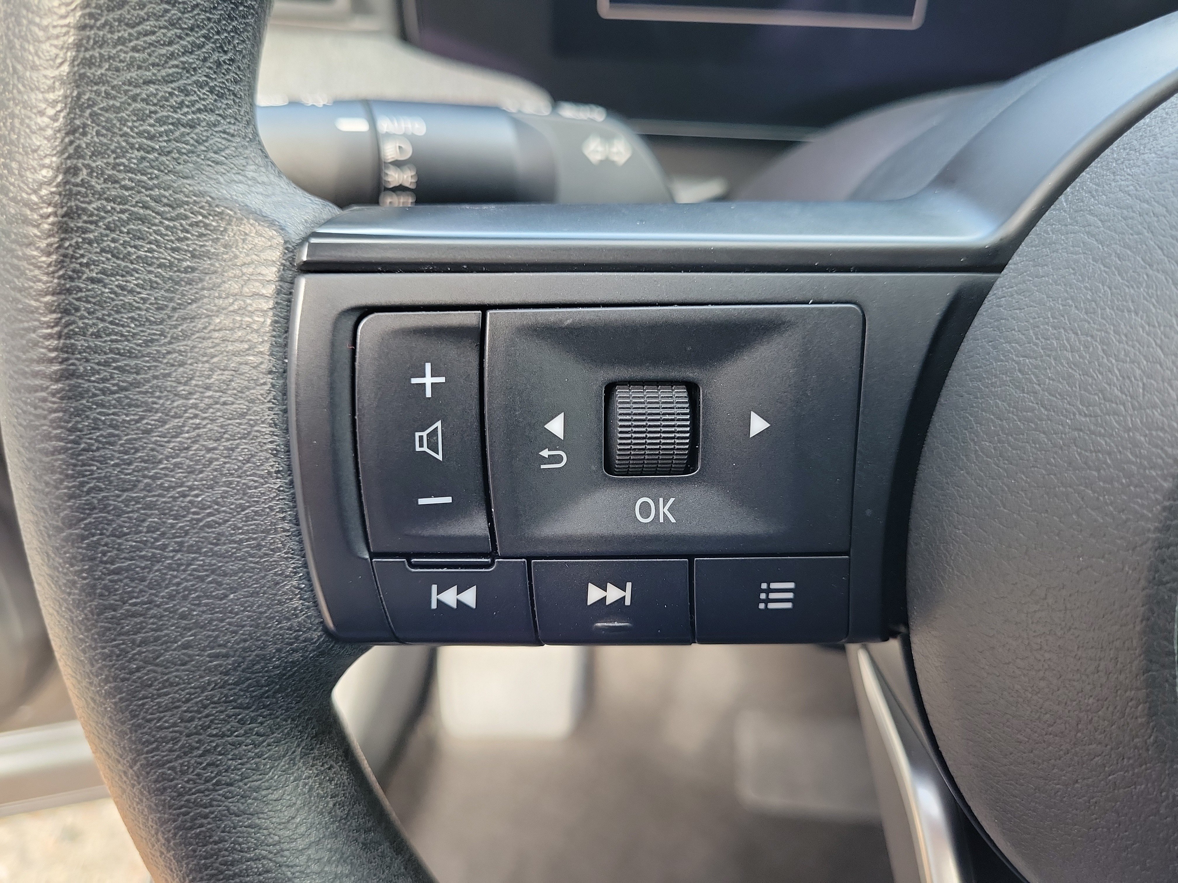 Certified 2025 Nissan Kicks SV FWD image 14