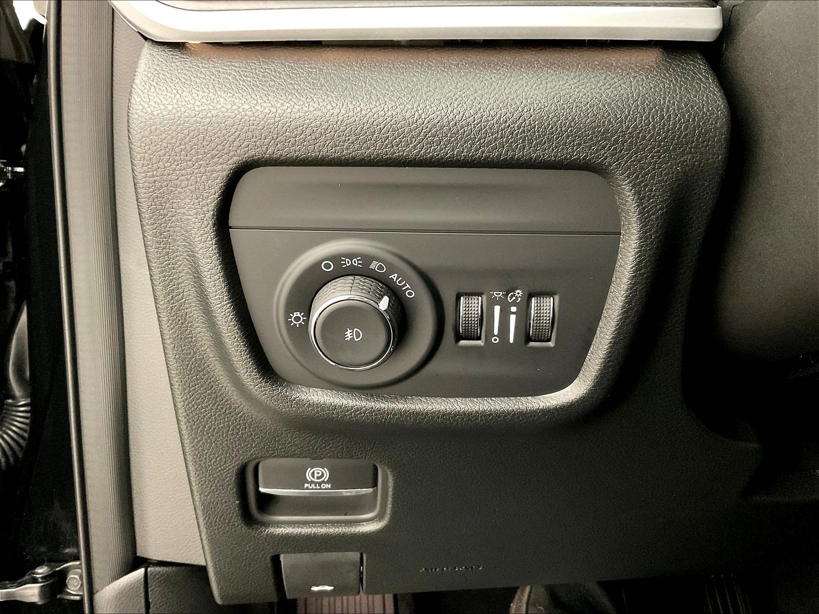 Used 2025 Jeep Grand Cherokee Limited AWD/4WD image 37