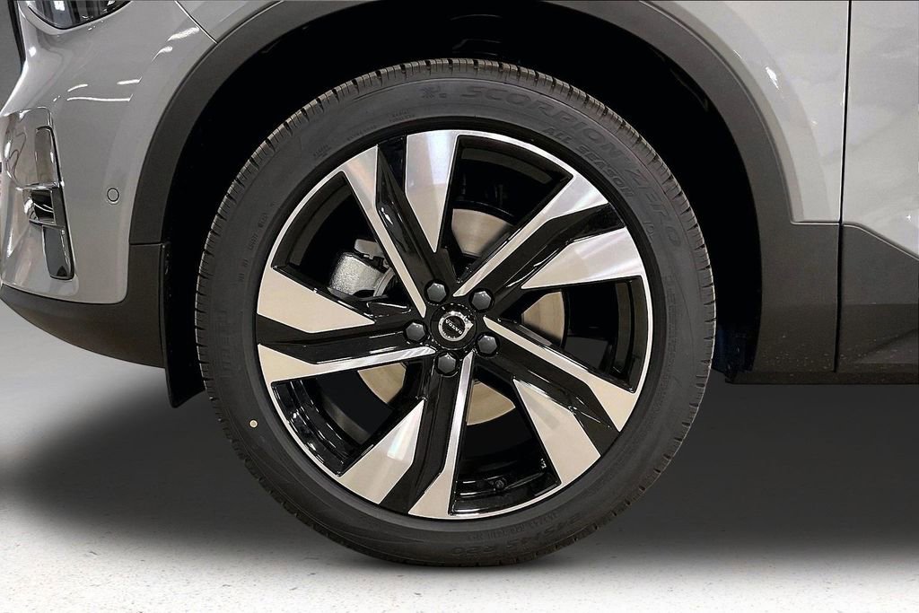 New 2026 Volvo XC40 B5 Plus w/ Climate Package AWD/4WD image 13