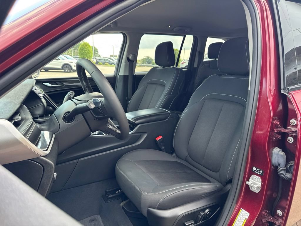 Used 2023 Jeep Grand Cherokee Laredo AWD/4WD image 12