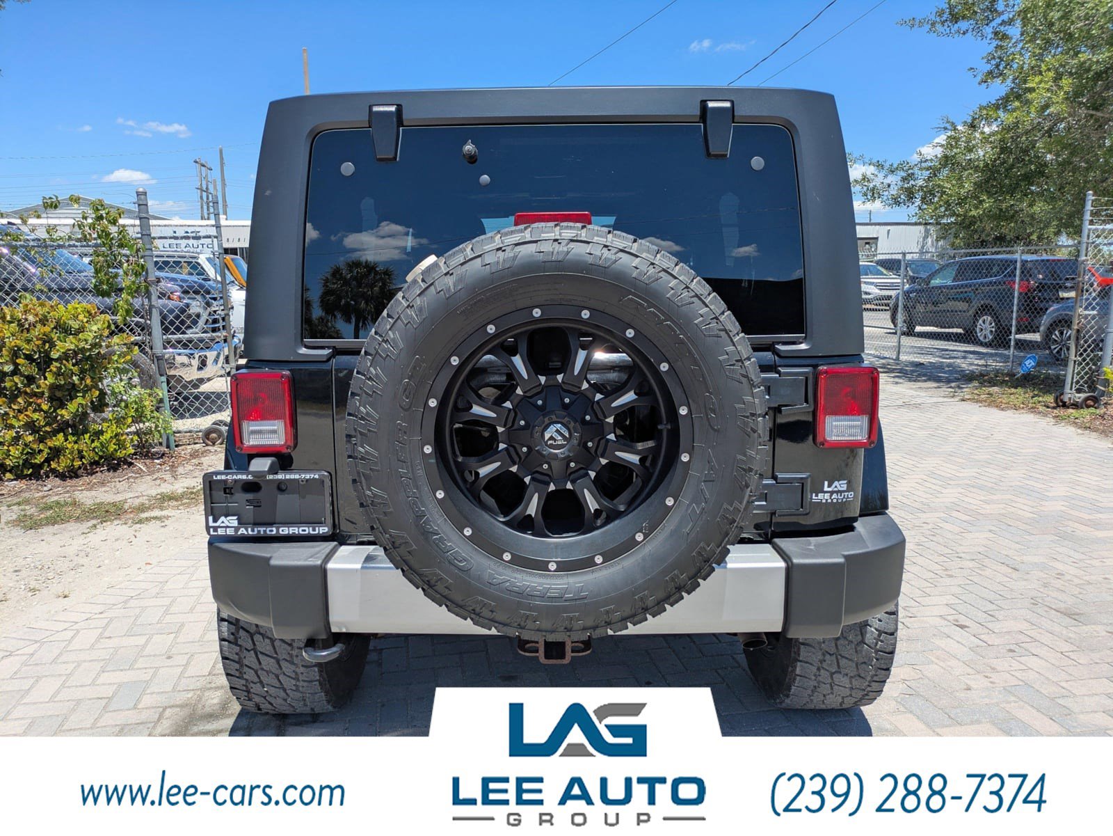 Used 2014 Jeep Wrangler Unlimited Sahara w/ Dual Top Group AWD/4WD image 4
