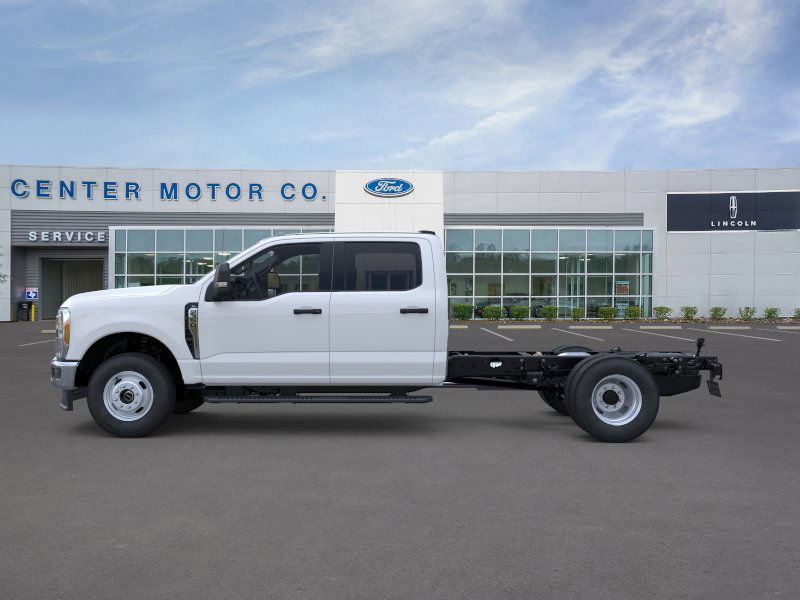 New 2026 Ford F350 4x4 Crew Cab DRW Super Duty image 3