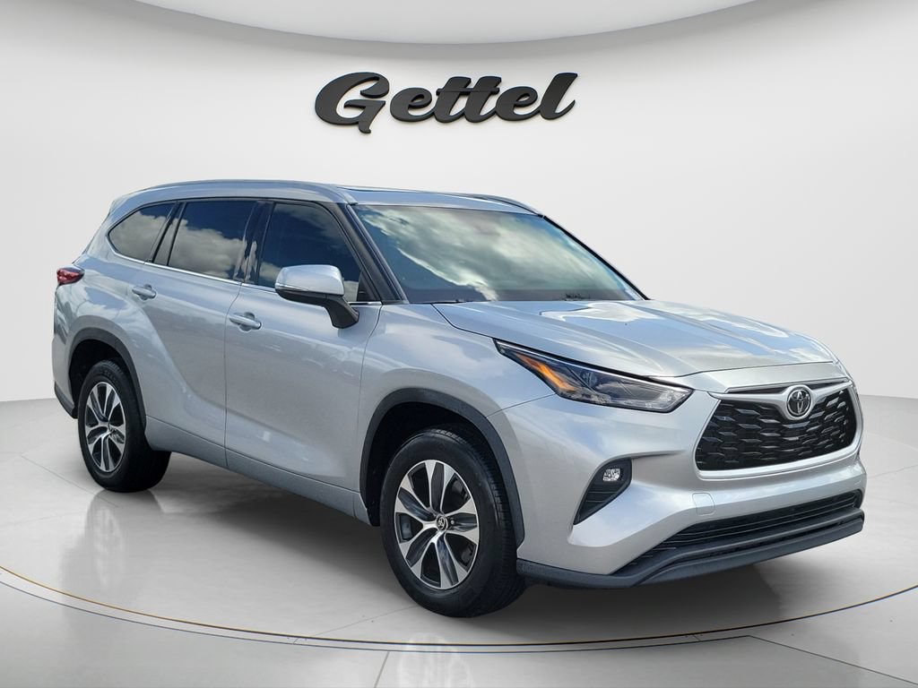 Used 2022 Toyota Highlander XLE FWD image 4