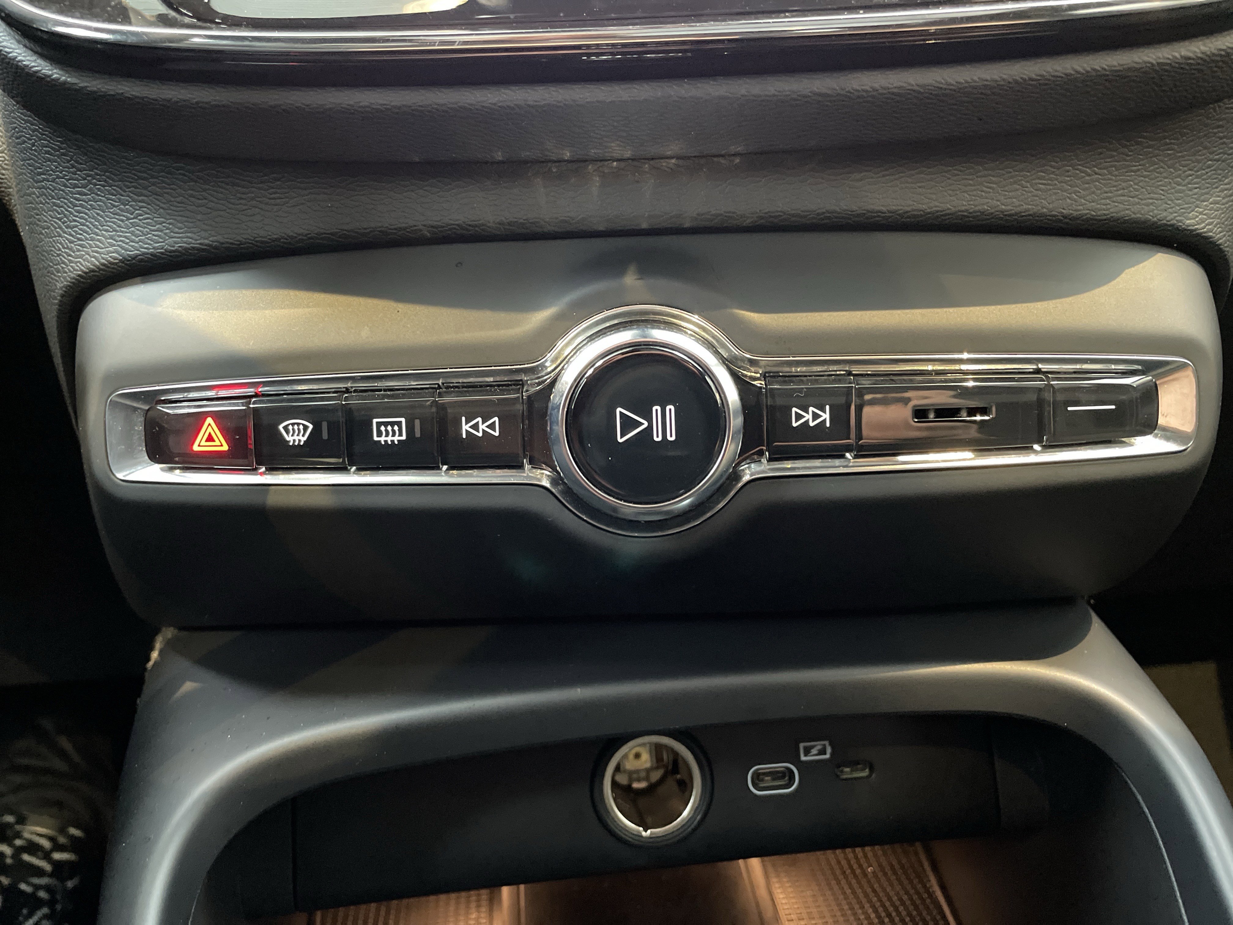 Used 2025 Volvo XC40 B5 Plus image 30