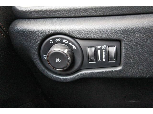 Used 2025 Chrysler Pacifica Pinnacle FWD image 21