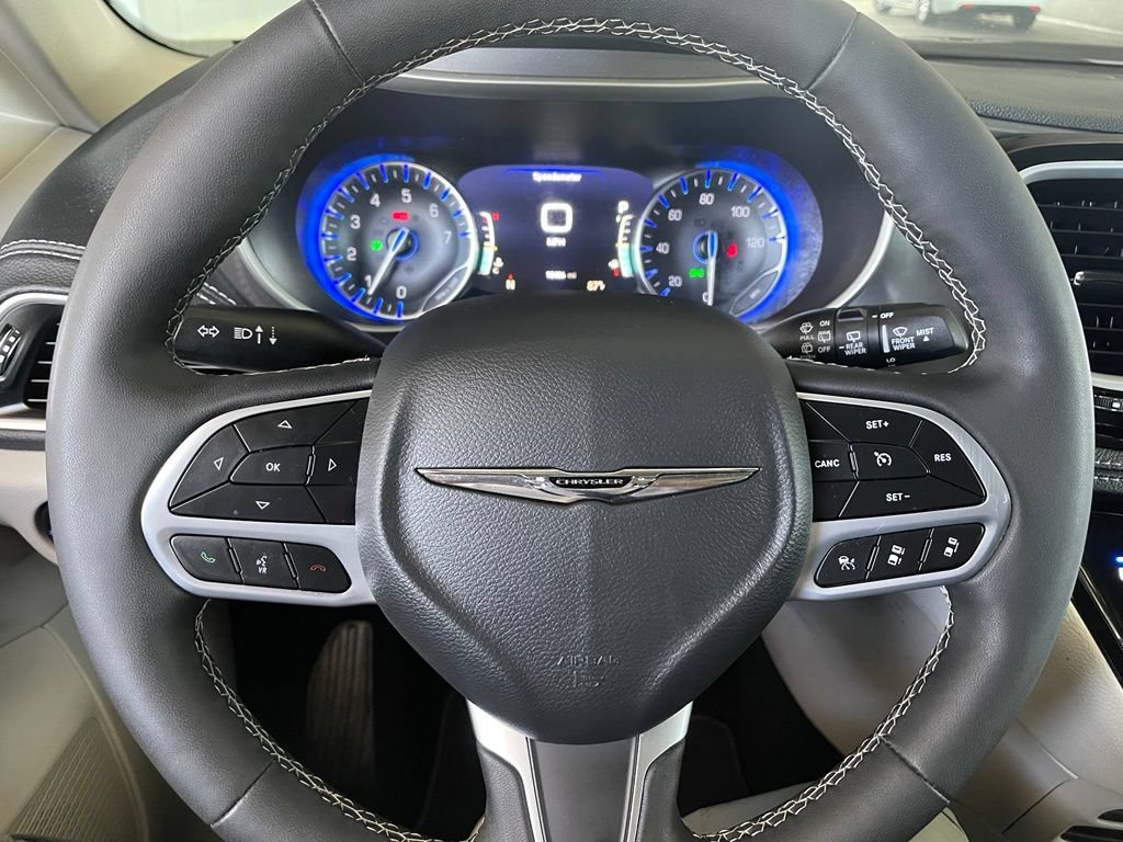 Used 2023 Chrysler Pacifica Touring-L FWD image 23