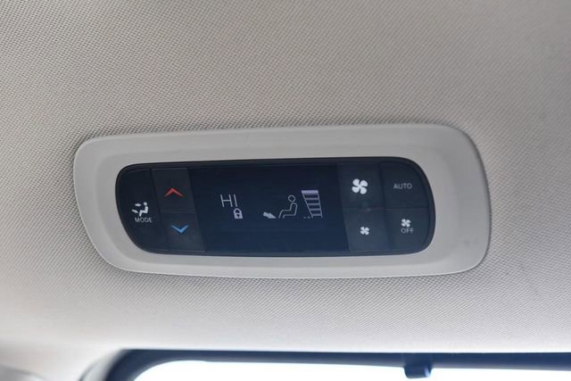 Used 2023 Chrysler Pacifica Touring-L FWD image 23