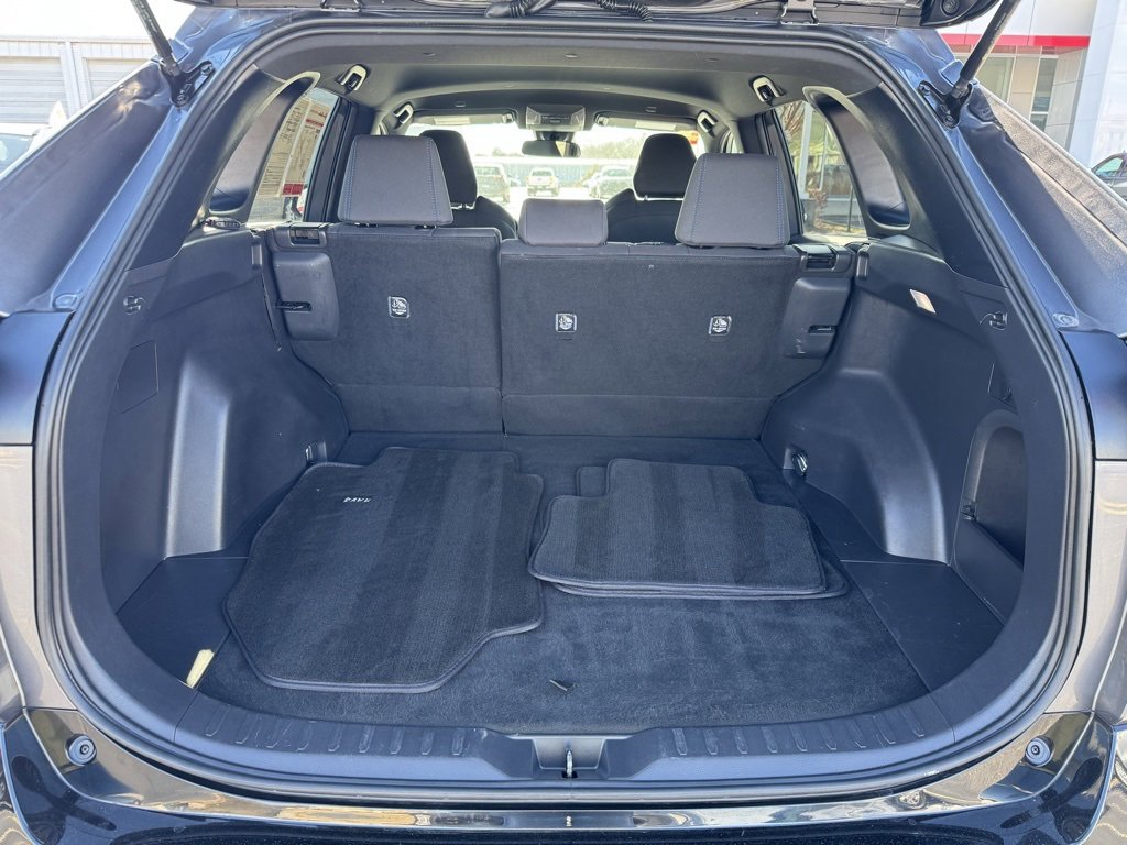 Used 2023 Toyota RAV4 SE image 12