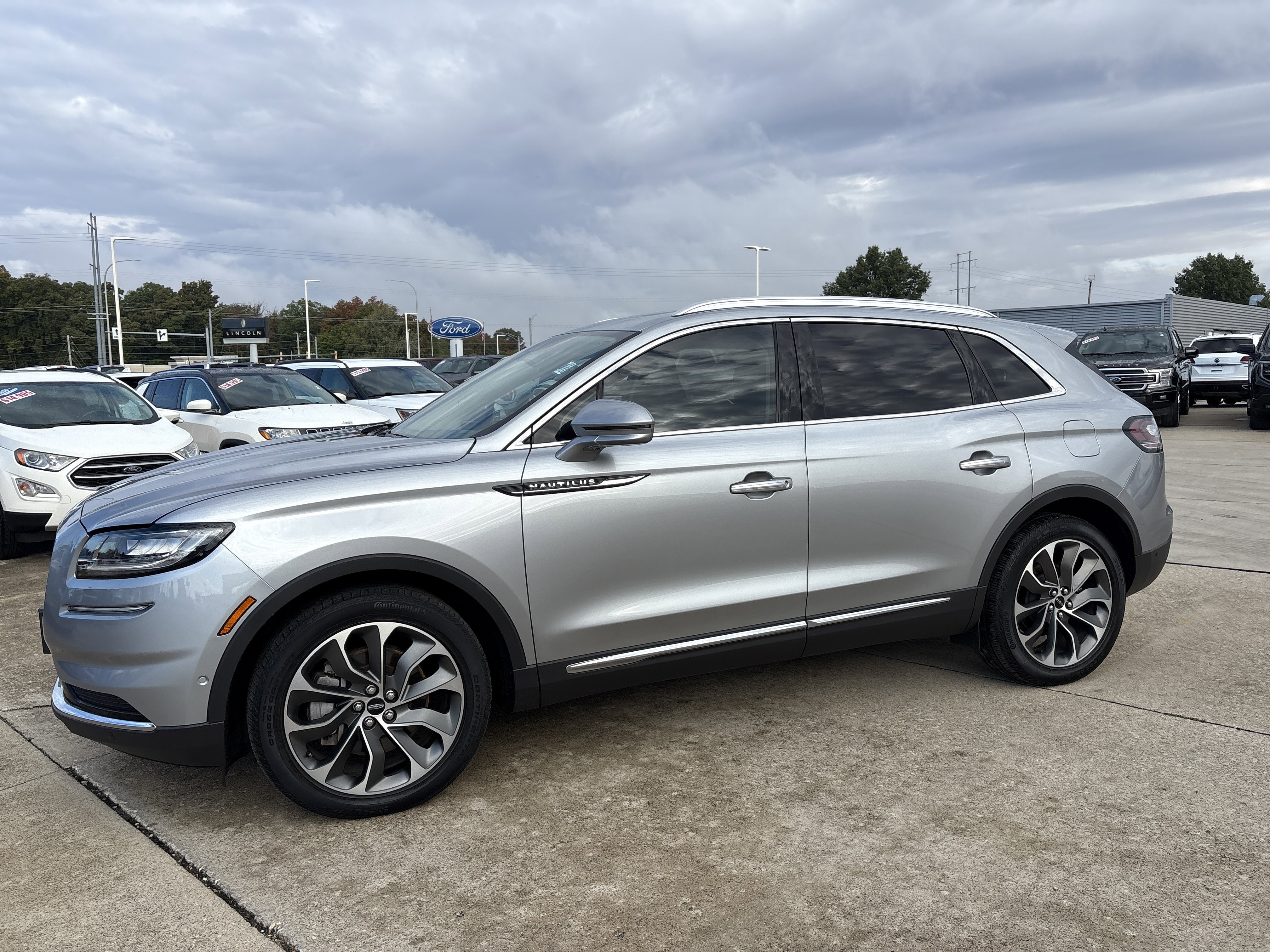 Used 2023 Lincoln Nautilus Reserve image 3