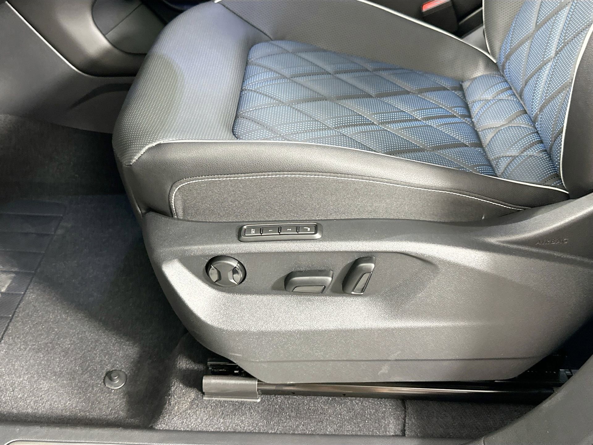 New 2026 Volkswagen Atlas Cross Sport SEL Premium R-Line image 18