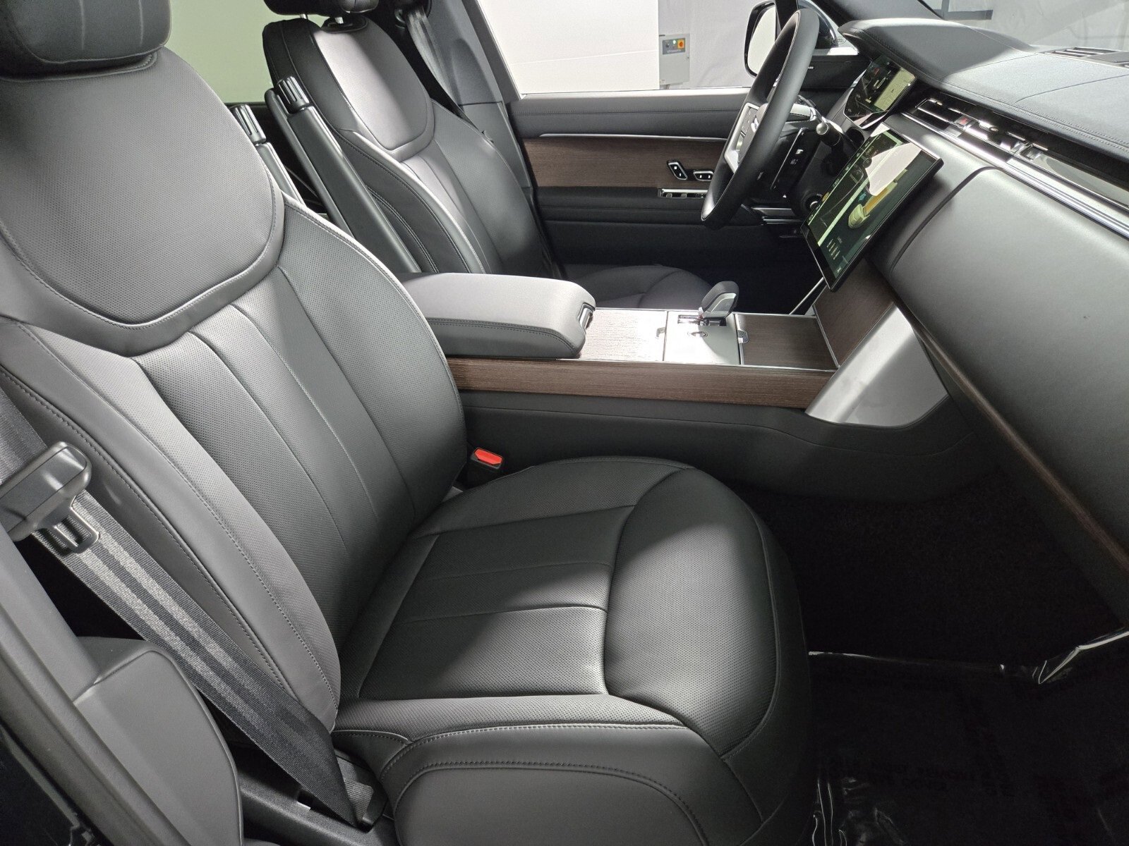 New 2025 Land Rover Range Rover Long Wheelbase SE image 3