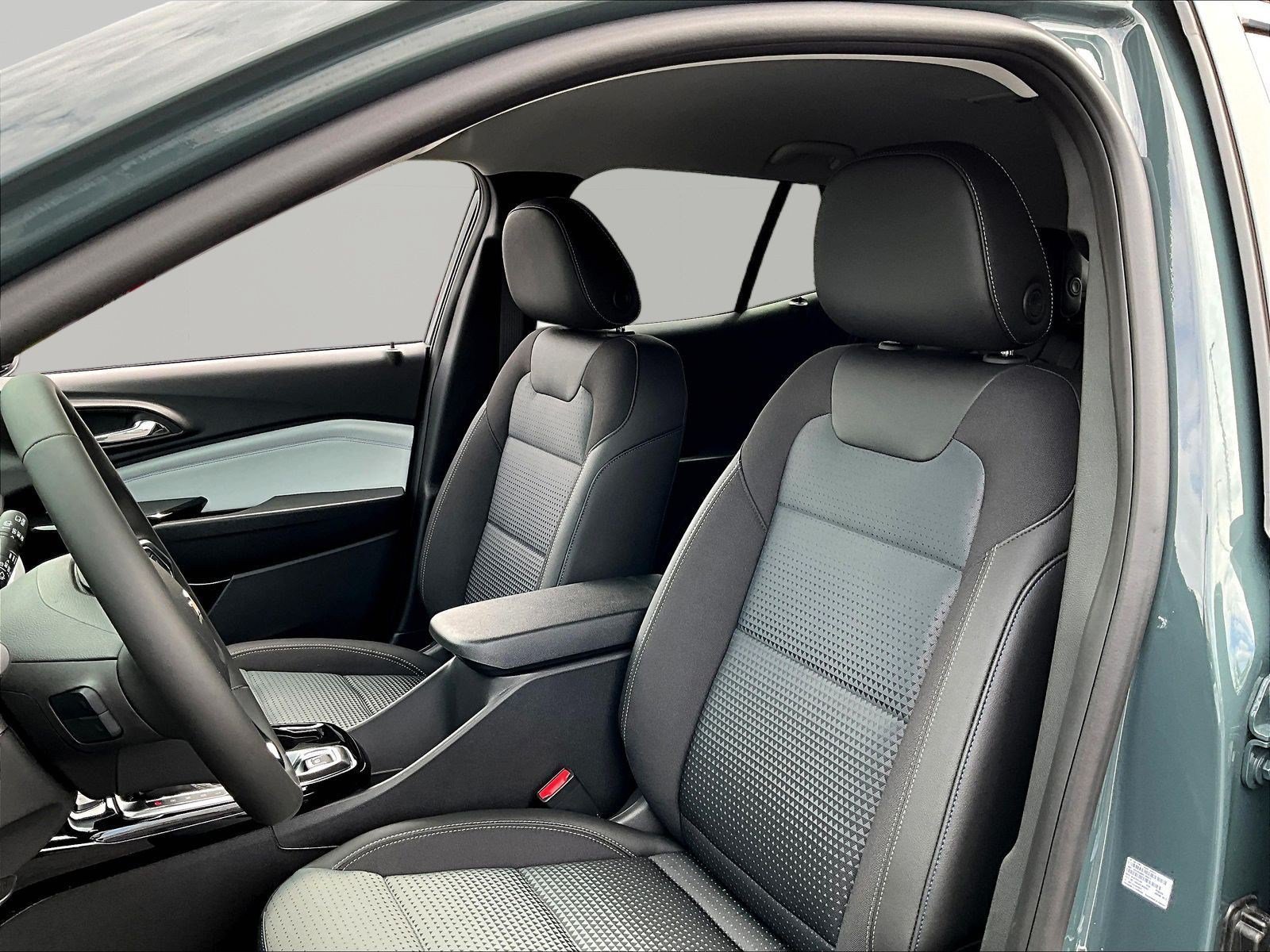 New 2026 Chevrolet Trax LT w/ LT Convenience Package FWD image 17