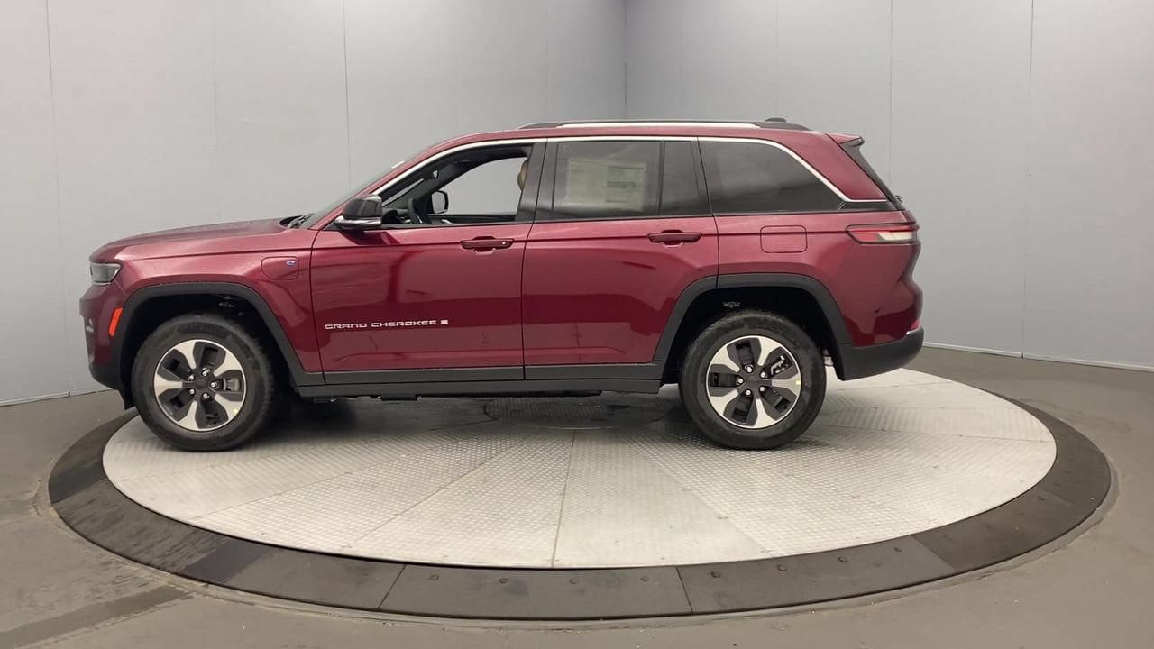 Used 2023 Jeep Grand Cherokee 4WD 4xe image 2