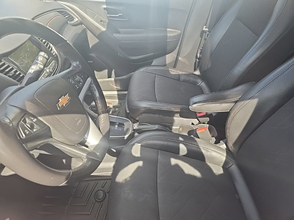 Used 2019 Chevrolet Trax LT w/ Sun & Sound Package AWD/4WD image 12