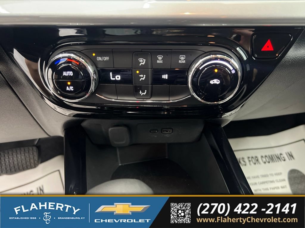 Used 2025 Chevrolet Trax LT FWD image 28