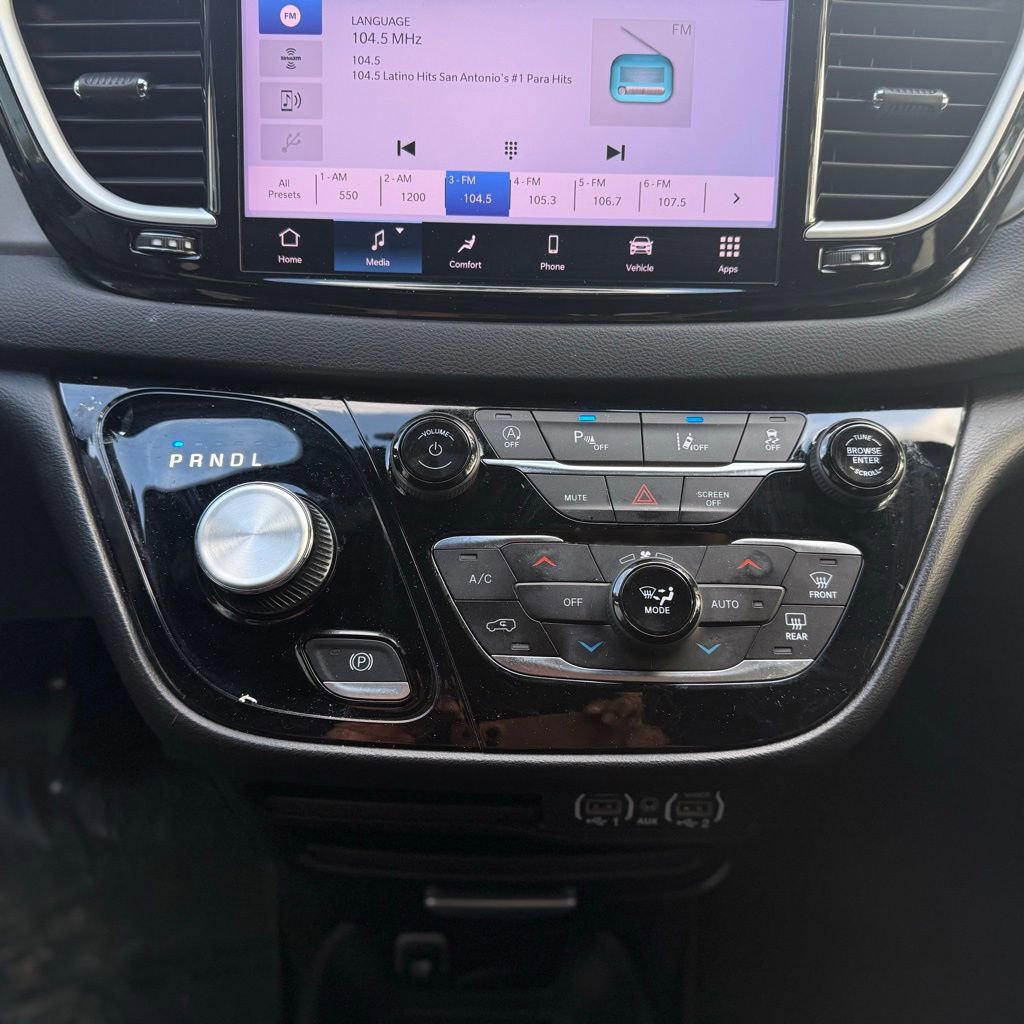Used 2025 Chrysler Pacifica Select image 13