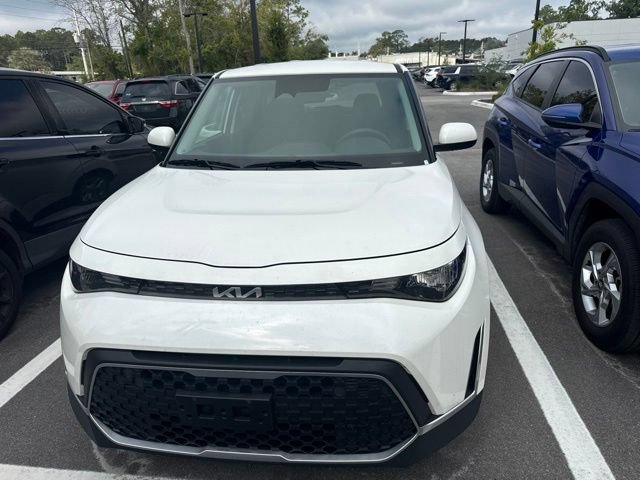 Used 2025 Kia Soul LX w/ LX Technology Package FWD image 2