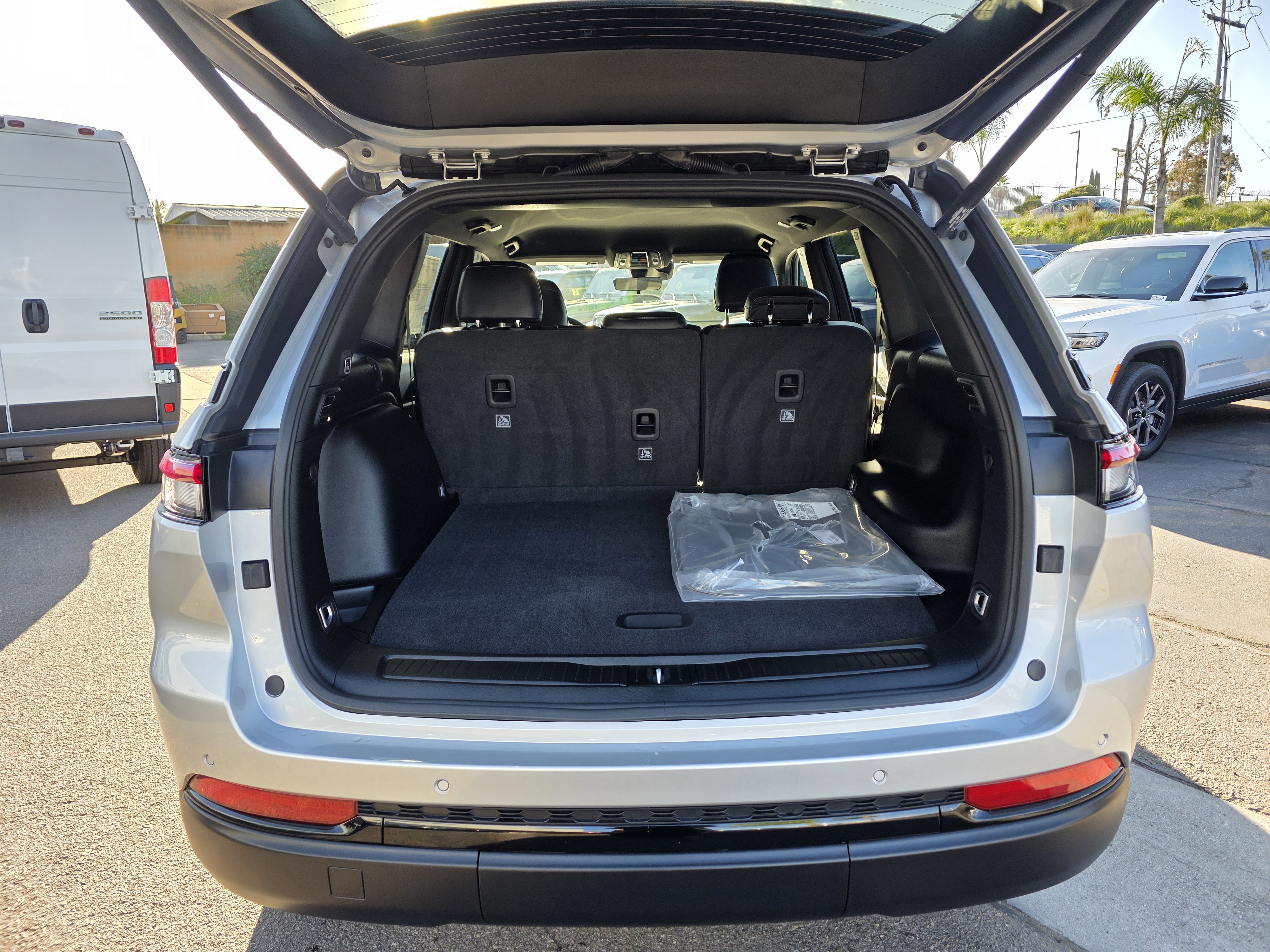 New 2025 Jeep Grand Cherokee Altitude image 19