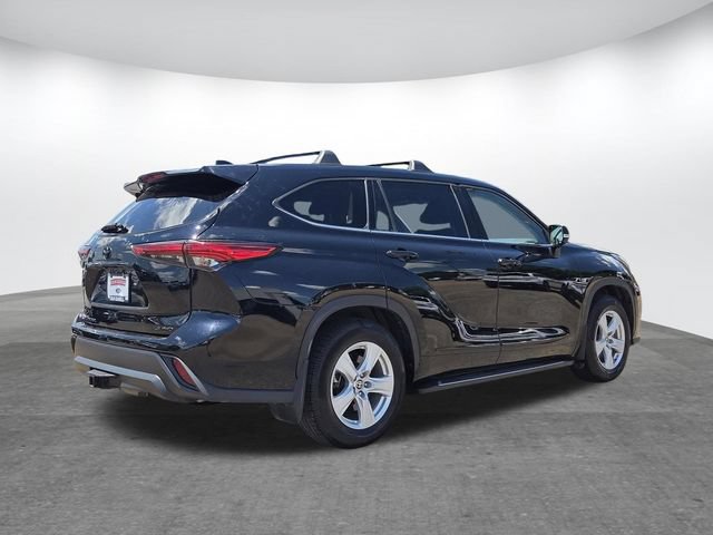 Used 2021 Toyota Highlander LE AWD/4WD image 4