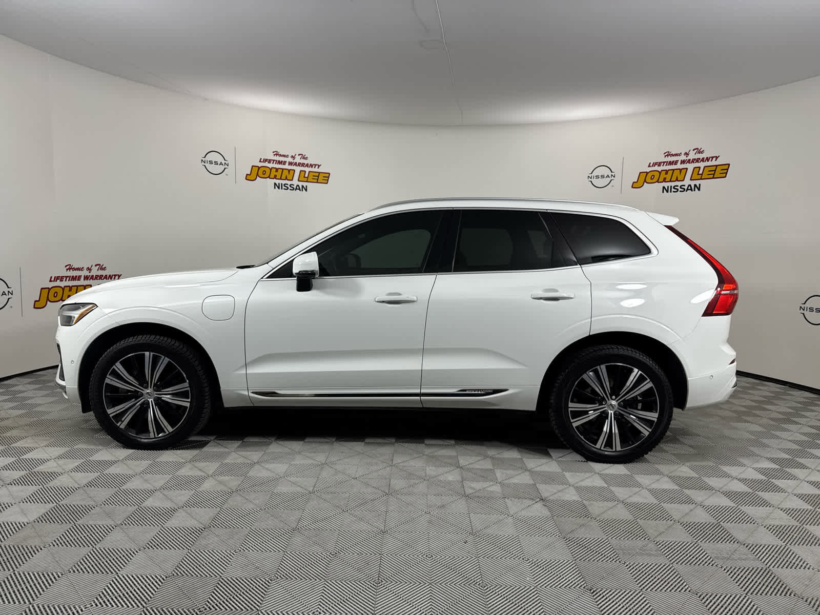 Used 2022 Volvo XC60 T8 Inscription w/ Advanced Package image 2
