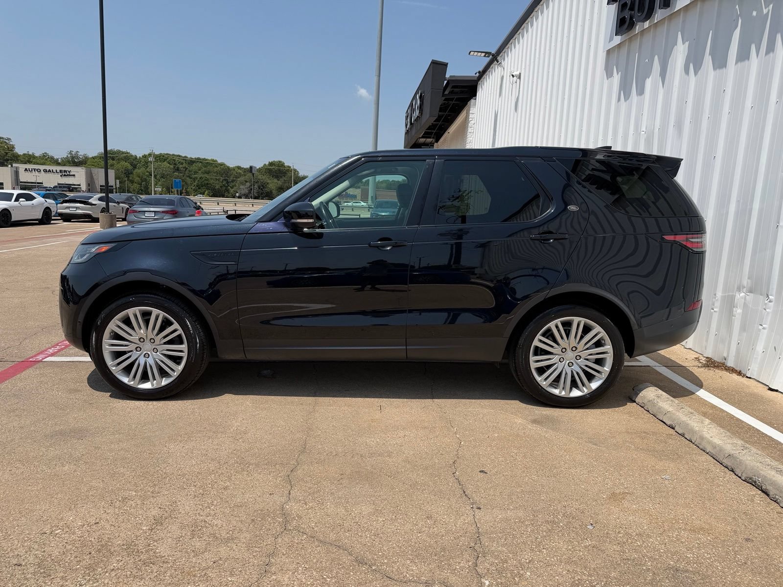 Used 2017 Land Rover Discovery First Edition AWD/4WD image 3