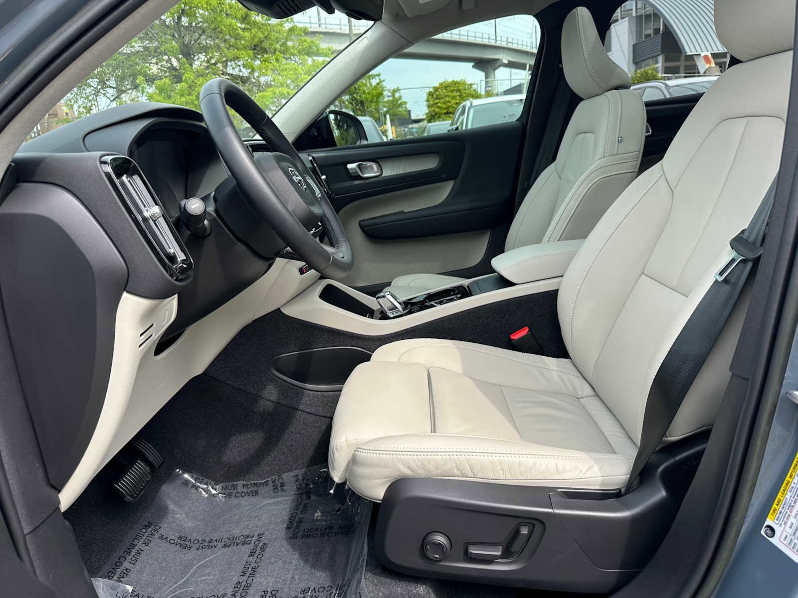 Certified 2023 Volvo XC40 B5 Plus w/ Protection Package Premier AWD/4WD image 20