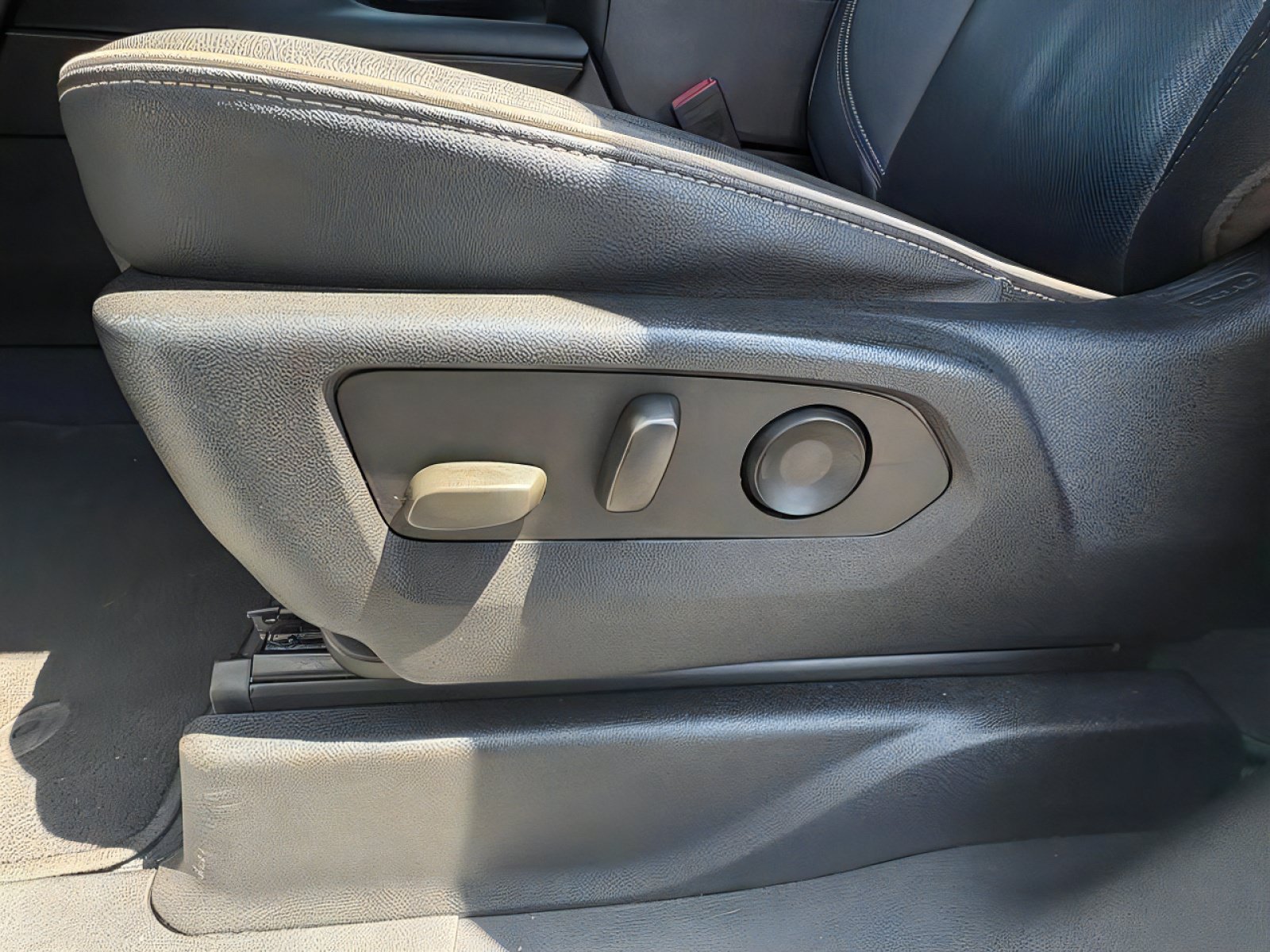 Used 2023 Chevrolet Suburban Premier AWD/4WD image 18