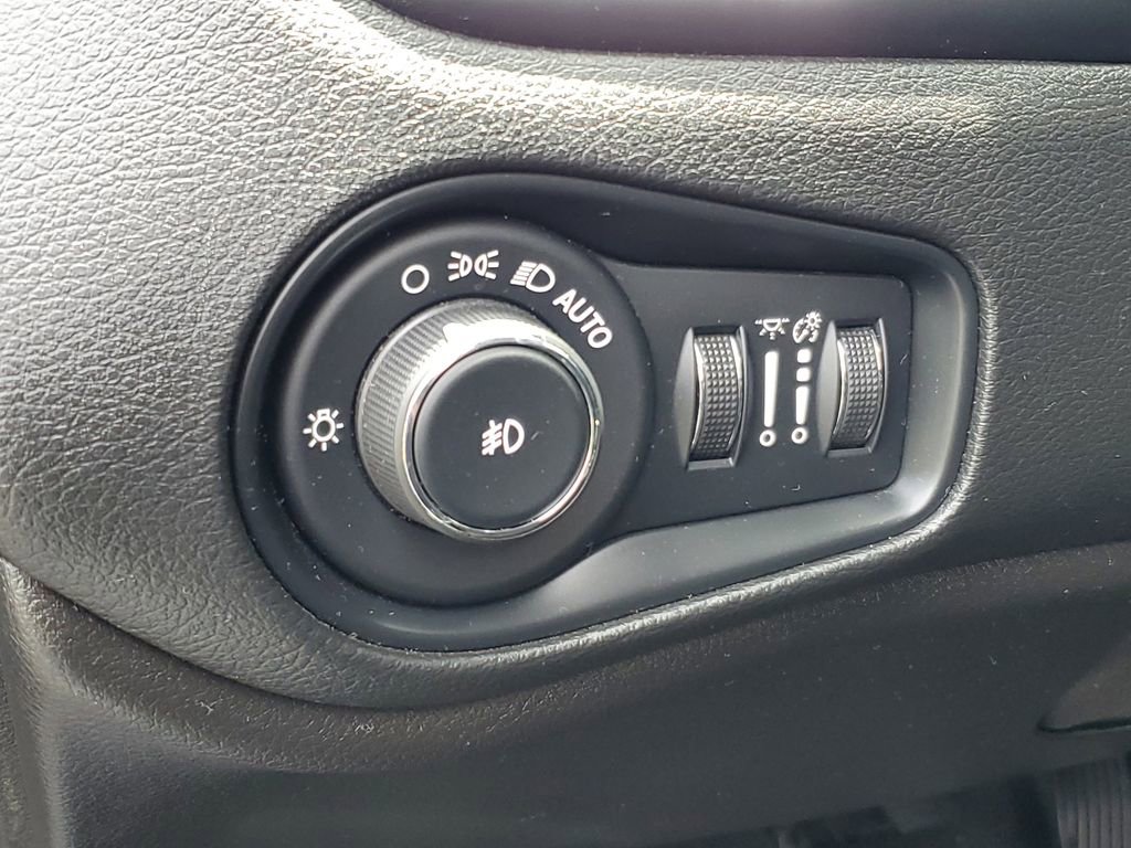 Used 2019 Jeep Renegade Latitude w/ Cold Weather Group AWD/4WD image 11