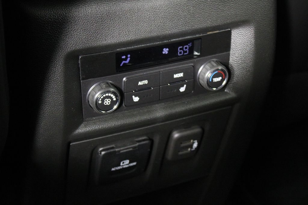 Used 2023 Chevrolet Traverse High Country FWD image 23