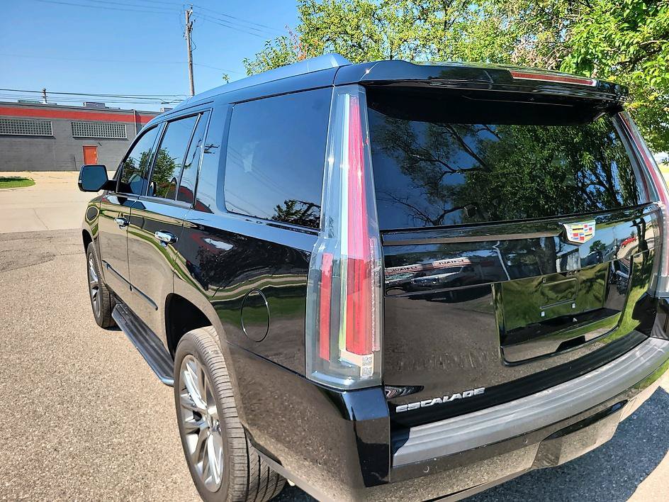 Used 2020 Cadillac Escalade Luxury w/ Escalade Sport Edition AWD/4WD image 14