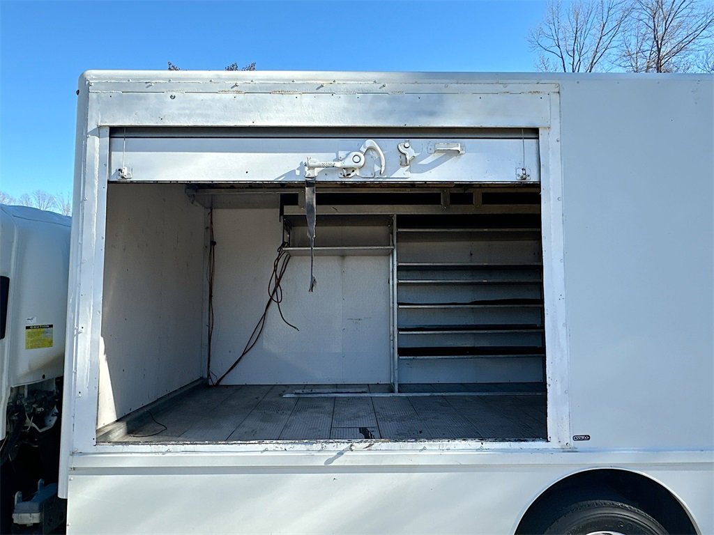 Used 2018 Isuzu NPR image 35