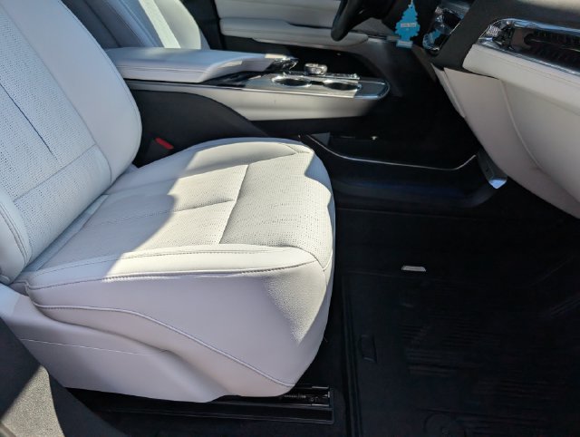 Used 2023 Cadillac Lyriq 2WD image 27
