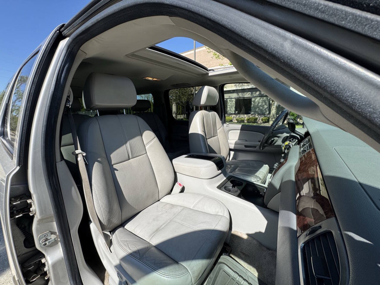 Used 2007 Chevrolet Suburban LT w/ LT Preferred Equipment Group AWD/4WD image 17