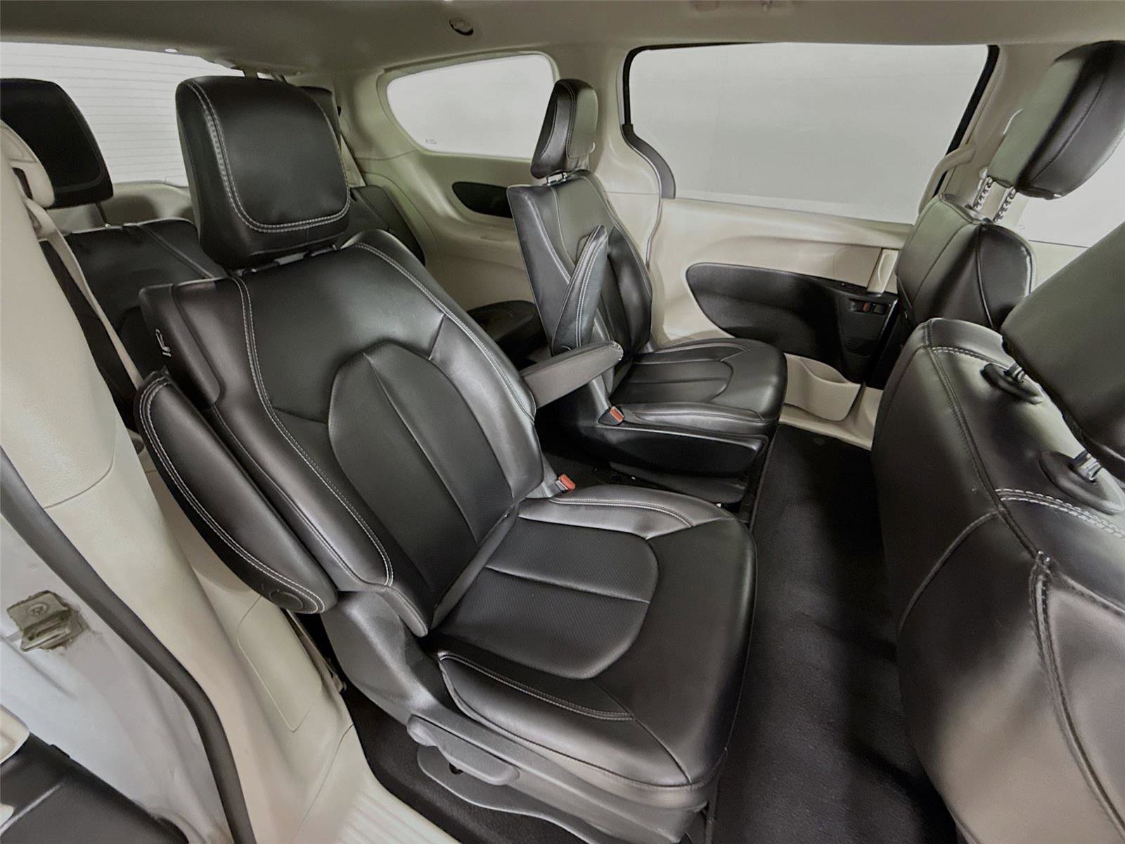 Used 2023 Chrysler Pacifica Touring-L image 27