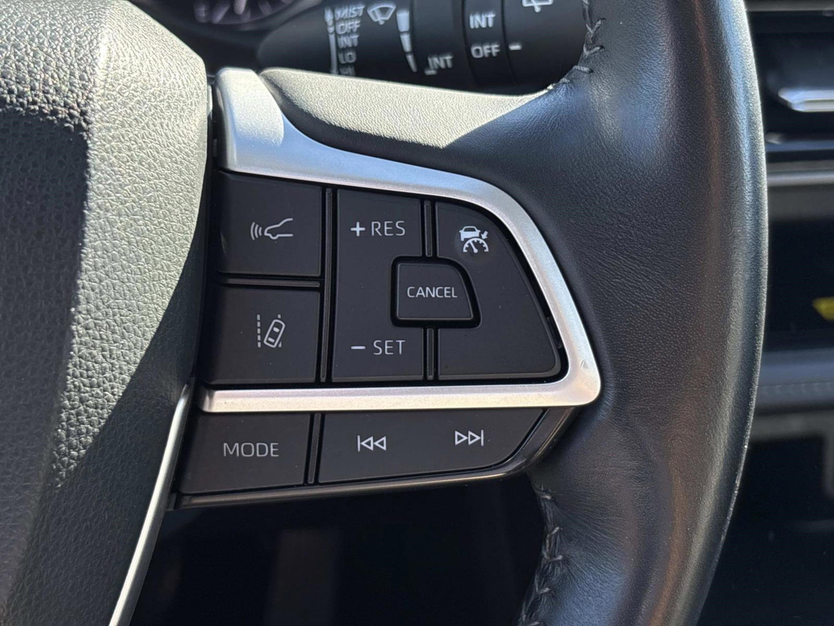 Used 2023 Toyota Highlander XLE image 32